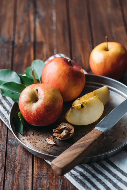 elma, fındık ve bıçak görünümünü keten Ahşap yüzeyi Tarih kapatın - Fotoğraf, Görsel