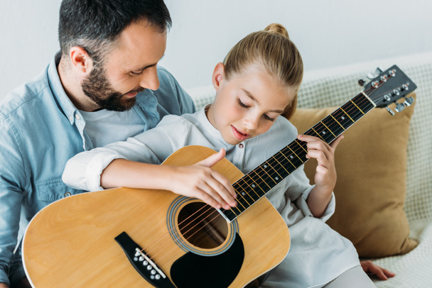 pai e filha tocando guitarra juntos em casa
 - Foto, Imagem