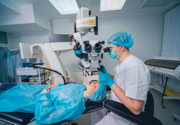 patient and surgeon in operating room during ophthalmic surgery - Zdjęcie, obraz
