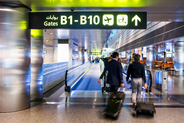 internationale terminal van de luchthaven reizen passagier vertrek toeristische mensen - Foto, afbeelding