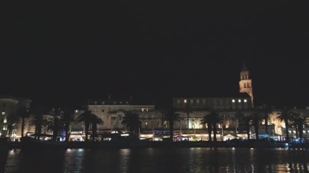 Hermosa vista del casco antiguo de Split en Croacia por la noche
. - Metraje, vídeo