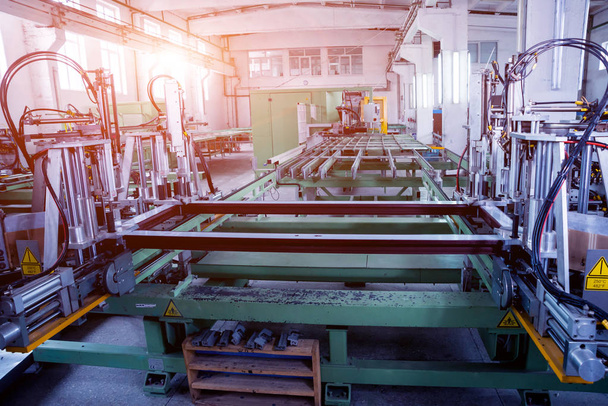 Fabrik für die Produktion von Fenstern und Türen aus Aluminium und PVC. Details zur Industrieausrüstung. Hintergrund - Foto, Bild