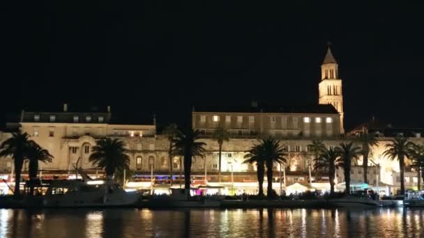 Belle vue sur la vieille ville de Split en Croatie la nuit
. - Séquence, vidéo