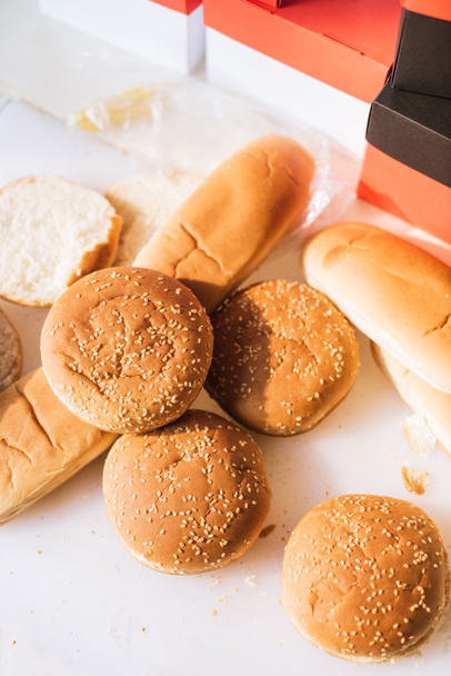 pães para hambúrgueres na superfície em caminhão de alimentos
 - Foto, Imagem