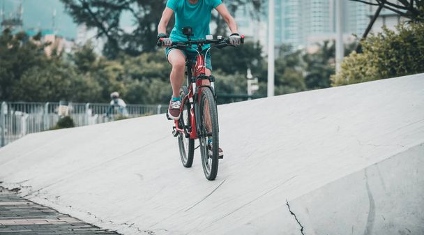 Nainen freerider ratsastus alas ramppeja, extreme urheilu ja aktiivinen elämäntapa käsite
 - Valokuva, kuva