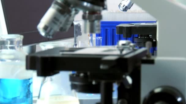επιστήμονας που εργάζεται με ένα μικροσκόπιο - Πλάνα, βίντεο