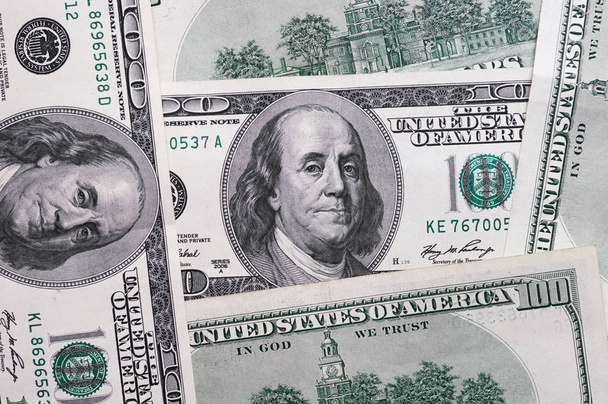 Close-up van de dollar. Benjamin Franklin's portret op een factuur. Concept van geld en winst. - Foto, afbeelding