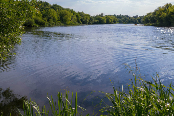 Fale na rzece powodzi blasku oparzenia słoneczne latem - Zdjęcie, obraz