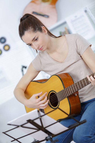 young woman playing guitar at home - Zdjęcie, obraz