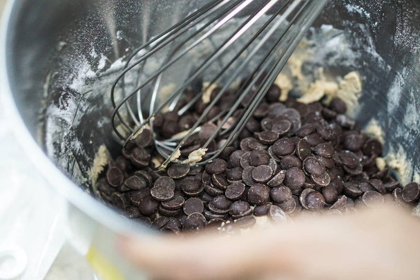 συστατικό τσιπ σοκολάτας σε μπολ για ψήσιμο μπισκότων - Φωτογραφία, εικόνα