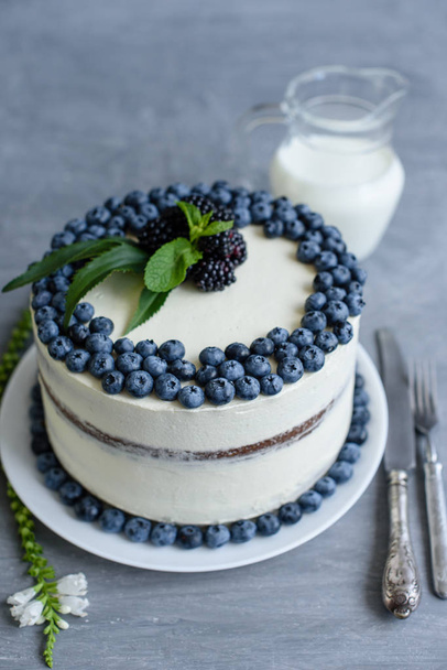 Όμορφη νόστιμα κέικ με λευκή κρέμα και τα μούρα του βατόμουρου - Φωτογραφία, εικόνα