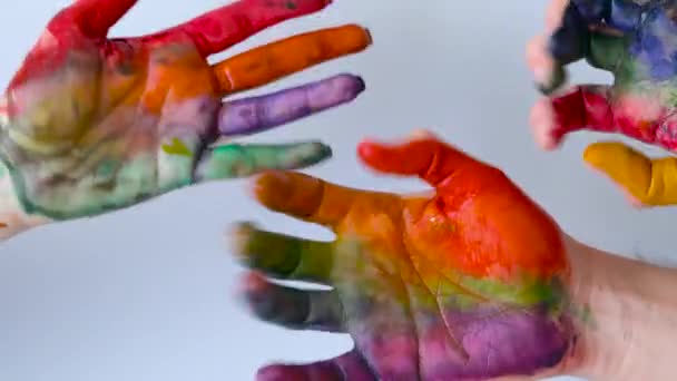 Kreatív koncepció - festett kéz vidáman mozog az ujjaikat - Felvétel, videó