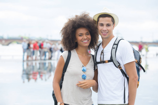 happy tourists with map sightseeing city - Foto, imagen