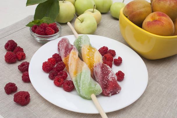 Sorvete de frutas em um prato decorado com bagas, maçãs e hortelã
. - Foto, Imagem