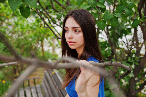 Adolescente en robe bleue posée en plein air à la journée ensoleillée
. - Photo, image