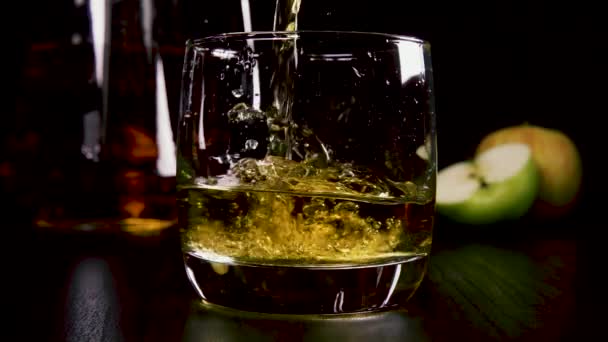 Il rallentamento in una bevanda alcolica forte in un bicchiere versa il succo
 - Filmati, video