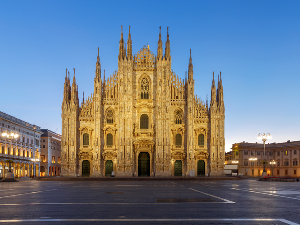 Mailand. Kathedrale der Geburt der Jungfrau Maria im Morgengrauen. - Foto, Bild
