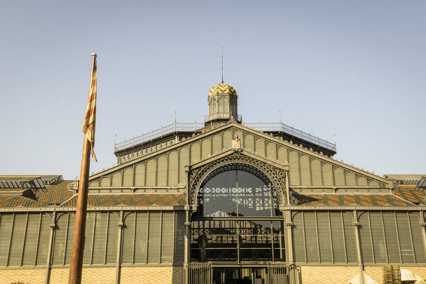 La facciata del mercato del Born, e la bandiera della Catalogna. È un esempio di architettura di ferro, un movimento all'interno del modernista. Distretto di nascita. Barcellona, Catalogna, Spagna. Immagine con effetto vintage e d'altri tempi
 - Foto, immagini