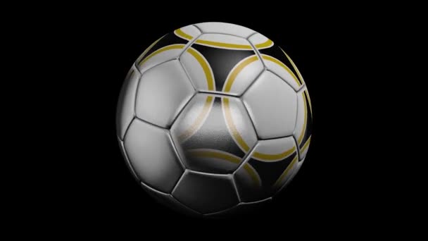 Realistisch leren Voetbal bal draaien op de zwarte achtergrond. Animatie van een voetbal bal op een zwarte achtergrond - Video
