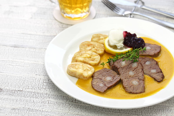 svickova na smetane, традиційні страви чеської кухні - Фото, зображення