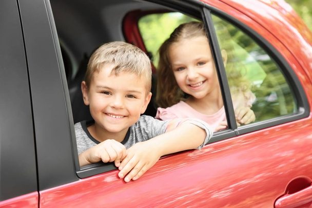 Enfants mignons sur le siège arrière de la voiture. Voyage en famille
 - Photo, image