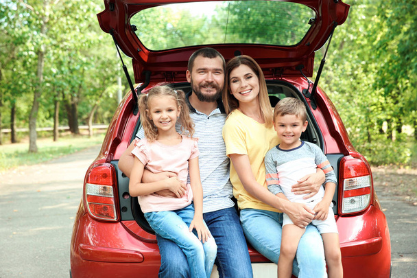 Famiglia felice con bambini e auto, all'aperto. Fare un viaggio in macchina insieme
 - Foto, immagini