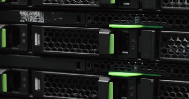 Conjunto de rack de servidor em um data center. Supercomputador. Servidores de rede em um data center
 - Filmagem, Vídeo
