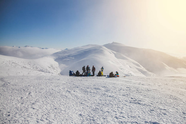 Ihmiset, joilla on lumilaudat Talvivuorilla
 - Valokuva, kuva
