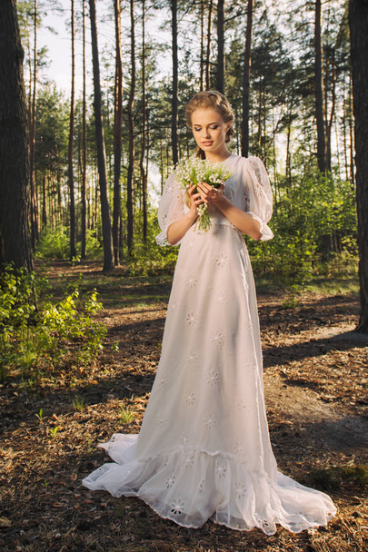Onnellinen nainen vintage valkoinen mekko kävely metsässä ja nauttia luonnosta
 - Valokuva, kuva