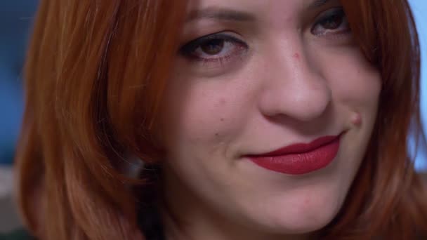 Gülümseyen güzel genç Kızıl saçlı kadın kamera - makro - Video, Çekim