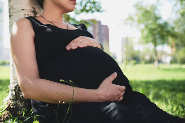 Έγκυος γυναίκα με μαύρο φόρεμα - Φωτογραφία, εικόνα