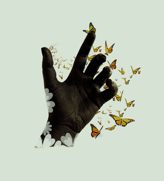 Concept de transformation de la vie, les papillons volent hors de la main noire
 - Photo, image