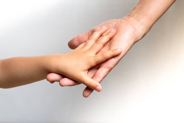 Gros plan de la main d'une femme tenant la main d'un enfant
 - Photo, image