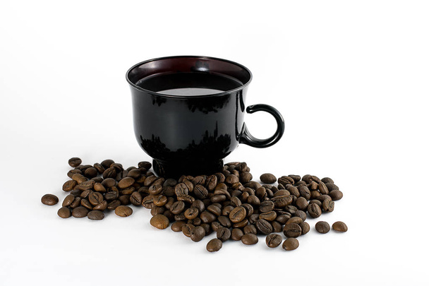Чашка кави з розкиданими кавовими зернами на білому тлі
 - Фото, зображення