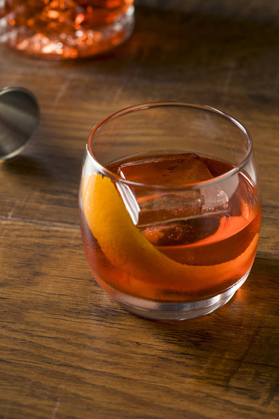 Alcoholic Red Negroni Cocktail with Vermouth Gin and Oranges - Foto, immagini