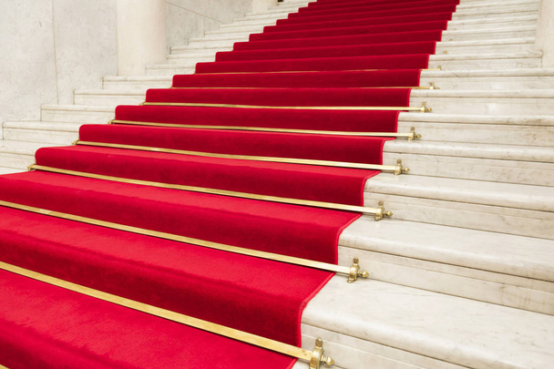 vörös szőnyegen a márvány lépcsőház, barátságos VIP. - Fotó, kép