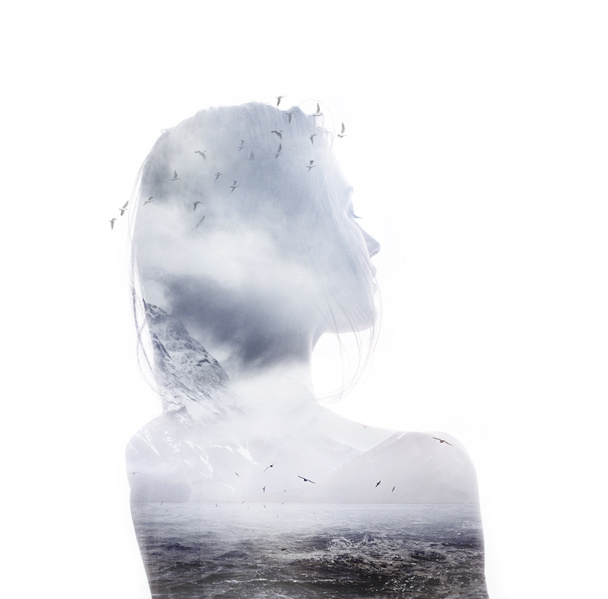 Dubbele blootstelling portret van doordachte jongedame met de Oceaan, de bergen en de vliegende vogels.  - Foto, afbeelding