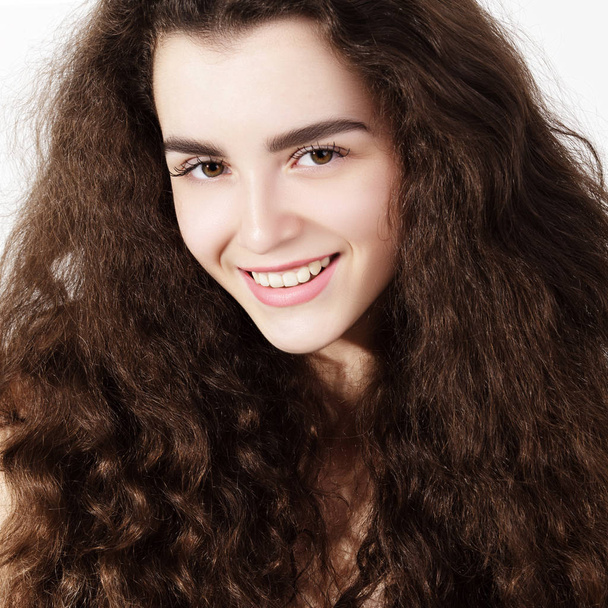 Young beautiful smiling woman with clean perfect skin close-up. Beauty portrait - Foto, afbeelding