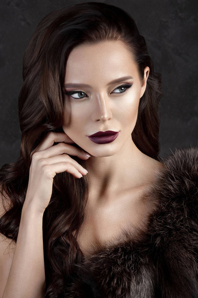 Luxueuse jeune femme avec un maquillage parfait avec du rouge à lèvres violet. Beauté gros plan portrait
 - Photo, image