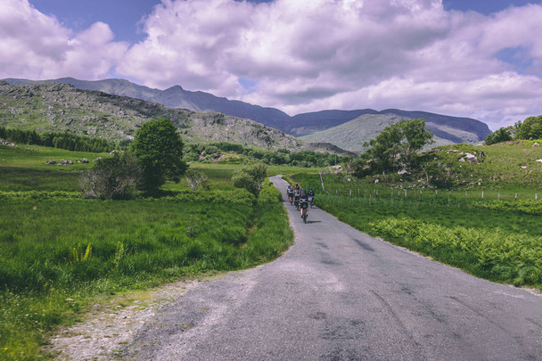 Gente montando bicicletas en las carreteras panorámicas de Black Valley en el condado de Kerry, Irlanda
 - Foto, Imagen
