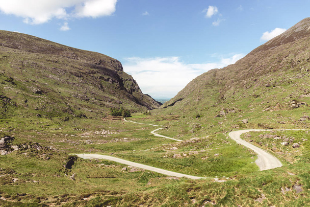 El pintoresco camino de Gap of Dunloe, un estrecho paso de montaña en el condado de Kerry, Irlanda en un día soleado
 - Foto, Imagen