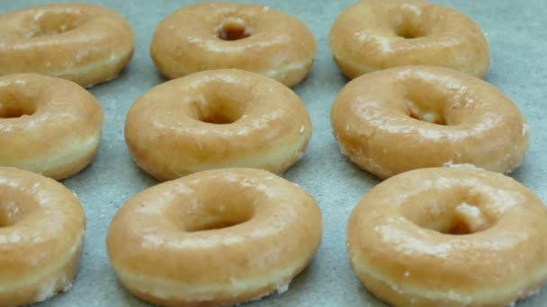 süße hausgemachte Donuts mit Puderzucker obendrauf - Filmmaterial, Video