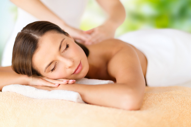 Close-up van de mooie vrouw met massage in spa - Foto, afbeelding