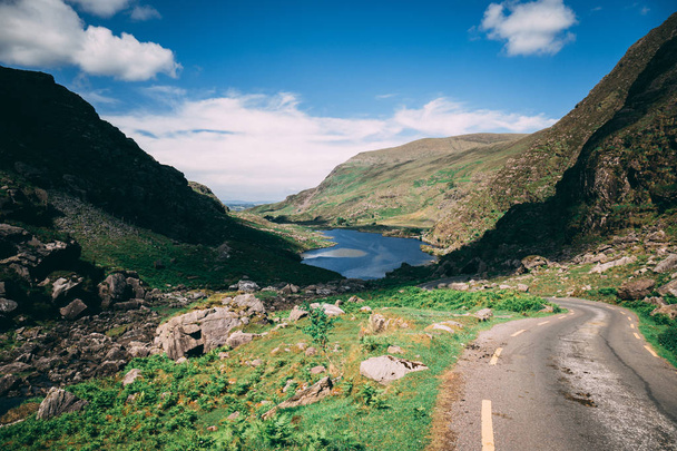 Malownicze drogowego Gap of Dunloe, wąskie góry przechodzą w hrabstwie Kerry, Irlandia, z jeziora Augher w tle - Zdjęcie, obraz