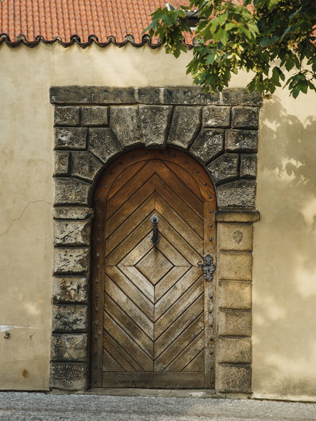 Beautiful wooden doors on the evrope streets. Old handmade doors in the ancient city. Details and elements of houses. Sun day - Foto, imagen