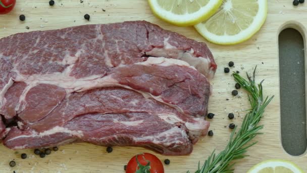 čerstvé syrové hovězí steak s kořením pro vaření - Záběry, video