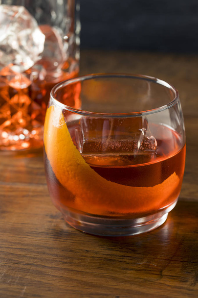Alcoholic Red Negroni Cocktail with Vermouth Gin and Oranges - Foto, afbeelding