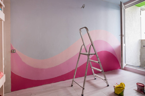 Javítás a gyerekszoba, eredeti festés a falak világos kék és rózsaszín - Fotó, kép