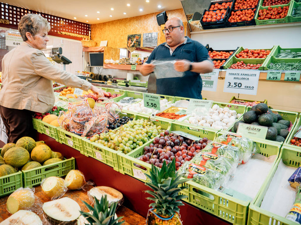 Femme âgée espagnole achetant des fruits et légumes marché fermier
 - Photo, image