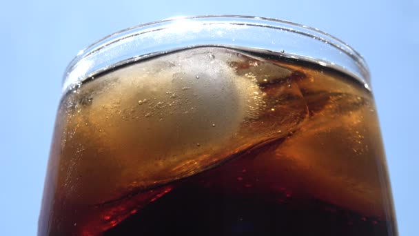 Verser le soda cola dans verre de glace avec projections - Séquence, vidéo